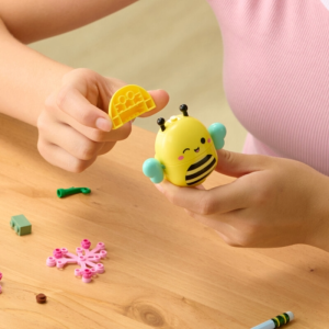 Squishmallows set za slaganje Sunny šeće cvjetnim vrtom - Slika 2